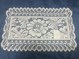 Juego de 4 tapetes/tapetes de encaje de poliéster nuevos-17,5 x 11,5"-flores blancas - Imagen 1 de 3