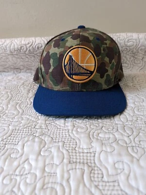 Gorra de camuflaje Golden State Warriors Mitchell & Ness correa de cuero  Foto 1 de 4