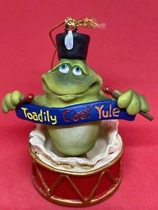 Weihnachtsschmuck Kröte in Trommel Toadily Cool Yule - Bild 1 von 2