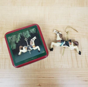 Willitts Designs Carousel Horse Ornament in Matching Tin Box Cream Horse - Imagen 1 de 13