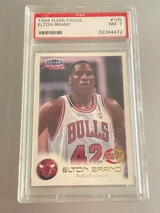 Tarjeta de baloncesto Fleer Focus 1999-00/3999 marca Elton #105 PSA 7 casi nuevo novato radiocontrol - Imagen 1 de 2