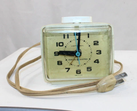 General Electric Vintage Lighted Dial Clock (Time Works) (Alarm Not Working) Cover