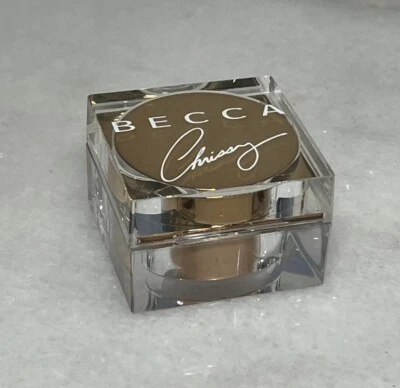 Polvo resaltador suelto Becca Chrissy confitería brillo canela azúcar 0,14 oz  Foto 1 de 3