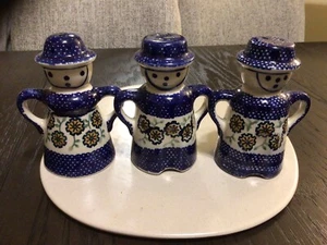 Vintage Boleslawiec Keramik Polen, blaue Frau und Männer Salz und Pfefferstreuer - Bild 1 von 6