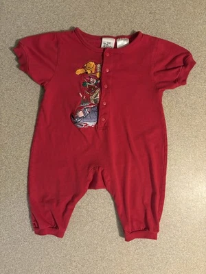 Romper Vintage Disney Store Vermelho Bordado Pooh Leitão Roo Eeyore Tamanho 12 Meses - Imagem 1 de 4