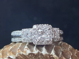 ANILLO Y BANDA DE COMPROMISO ORO BLANCO 14K DIAMANTES VERA WONG TASACIÓN $2995. SET - Imagen 1 de 24