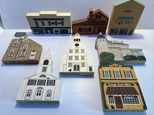 Vintage Cat’s Meow gemischte Serien/Jahre Lot; 8 Gebäude Holz/Miniatur - Bild 1 von 21