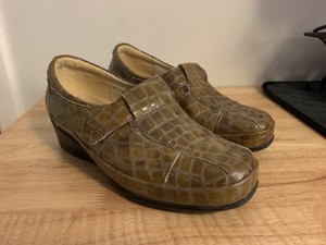 wide patent leather shoes