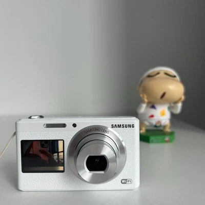 Samsung DV180F Digital Camera Dual Screen 16 MP 5x Optical Zoom with Accessories - Image 1 of 4