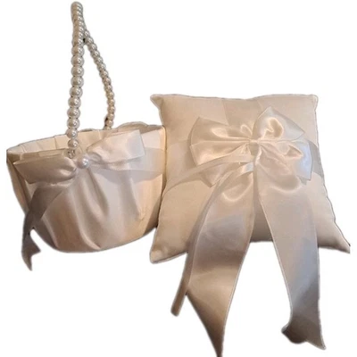 Cesta de satén marfil para boda niña flor y almohada portadora de anillo a juego  Foto 1 de 4