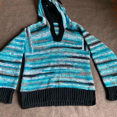 Suéter con Capucha Tejido a Mano Hecho a Mano para Mujer Boho Azul Negro Rayas Casa de Campo Foto 1 de 4