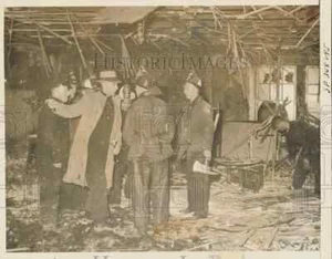 1936 Pressefoto Beamte im Brand zerstörten Shamrock Nachtclub, New York - Bild 1 von 2