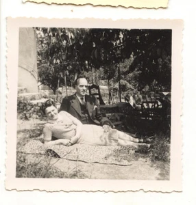 Paar Frau liegend Mann sitzend Garten - altes Foto Amateur An. 1940 - Bild 1 von 1