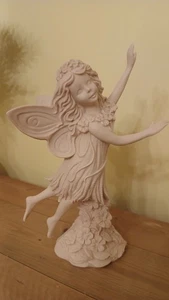 Hermosa estatuilla de pose de baile de ángel de hadas de cerámica rosa de 9 pulgadas de alto - Imagen 1 de 9