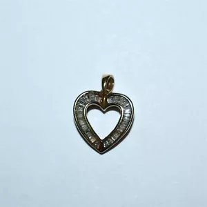 10k Yellow Gold Heart Pendant w/Baguette Diamonds ~ 2.3gr - Picture 1 of 8