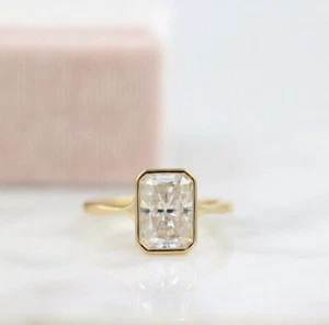 Conjunto de anillo de compromiso de oro amarillo macizo de 14 quilates con bisel de moissanita corte esmeralda de 3 quilates - Imagen 1 de 8