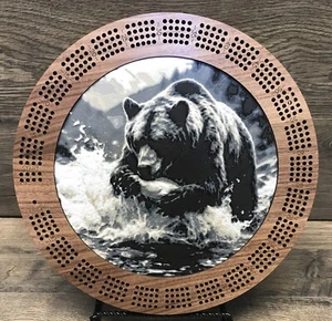 TAVOLA CULLA NOCE PERSONALIZZATA L'ORSO HANGRY 11" CASSETTO PORTAOGGETTI PIOLI, CARTE - Foto 1 di 10