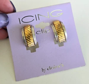 Pendientes de clip de medio aro texturizados de dos tonos de colección tarjeta Icing by Claires de 3/4" - Imagen 1 de 7