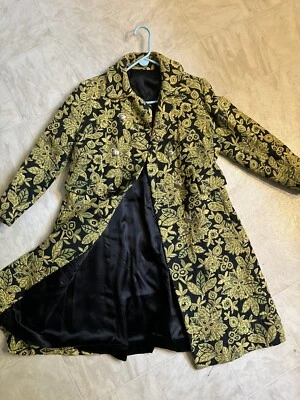 Casaco de tapeçaria vintage década de 1960 Penny Lane estampa floral dourado preto forrado de cetim tamanho P/M - Imagem 1 de 4