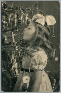 NIÑA PEQUEÑA con ÁRBOL DE NAVIDAD ANTIGUA POSTAL HUGARIANA - Imagen 1 de 2