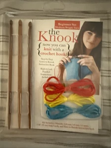Brandneu The Knook Anfänger Set - 3 Knooks, Anleitungsbuch und 3 Kordeln Stricken - Bild 1 von 2