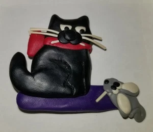 Broche de gato y ratón firmado por artista estilo arcilla prendedor para mascotas único en su clase hecho en EE. UU. - Imagen 1 de 3