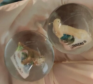 Lotto 2 Biglie in vetro con Dinosauri - Tirannosauro e Velociraptor - Winners - Foto 1 di 2