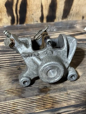 07-08 Pinza de freno de chasis Polaris 700 Dragon IQ con pastillas 2202742 RMK Foto 1 de 4