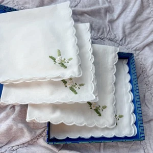 Tory Burch Taschentücher Monogramm K Baumwolle weiß 4er Set Neu im Karton Blumen bestickt - Bild 1 von 2