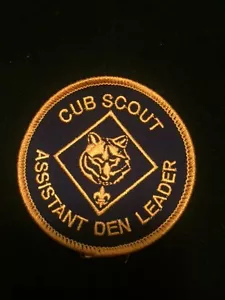 PFADFINDER "CUB SCOUT ASSISTENT HÖHLENFÜHRER" PATCH - BESTICKT - BLAU & GOLD BSA - Bild 1 von 1