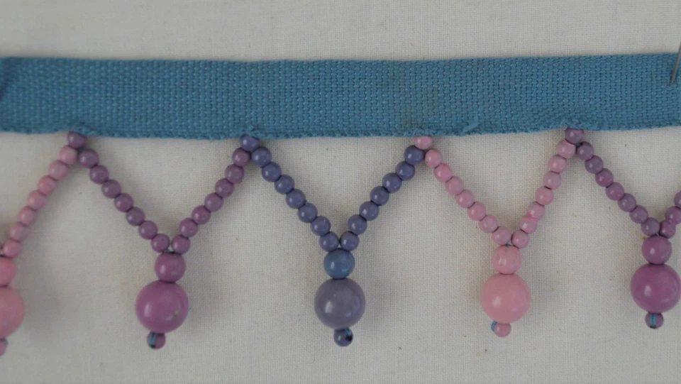 Borde - Banda tejida de 1/2" con gotas de cuentas de madera de 1 1/2" - ¡4 opciones de color! Foto 1 de 1