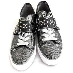 Zapatillas de mezclilla para mujer Dereon Caazon talla 7,5 plateadas negras tachonadas bajas planas - Imagen 1 de 10