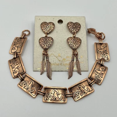 Juego de cobre: pulsera con panel de lobo aullante y pendientes colgantes de plumas de corazón Wheeler Foto 1 de 4