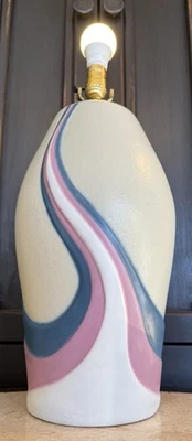 Abajur redemoinhos vintage anos 80 texturizado pós-moderno azul e rosa pastel - Imagem 1 de 4