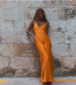 Nuevo Maxi Vestido Zara Satinado Naranja Midi Maxi Con Algunos Tirando de la Tela Talla M - Imagen 1 de 6