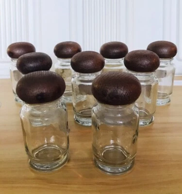 "Juego de nueve frascos de especias vintage estilo boticario, tapas de madera para hongos, 3""H" Foto 1 de 4