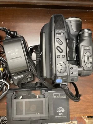 Panasonic Palmsight Over L657 Palmcorder VHS C 16X Optical Zoom 22X Digital - Image 1 of 4