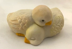 Estatuilla de porcelana vintage Enesco acurrucados patitos 1988 - Imagen 1 de 6