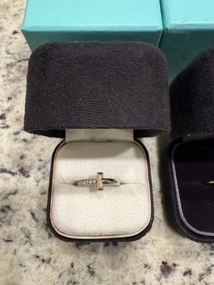 Anillo Tiffany & Co. T1 en oro blanco de 18k con diamantes, talla 5 Foto 1 de 2
