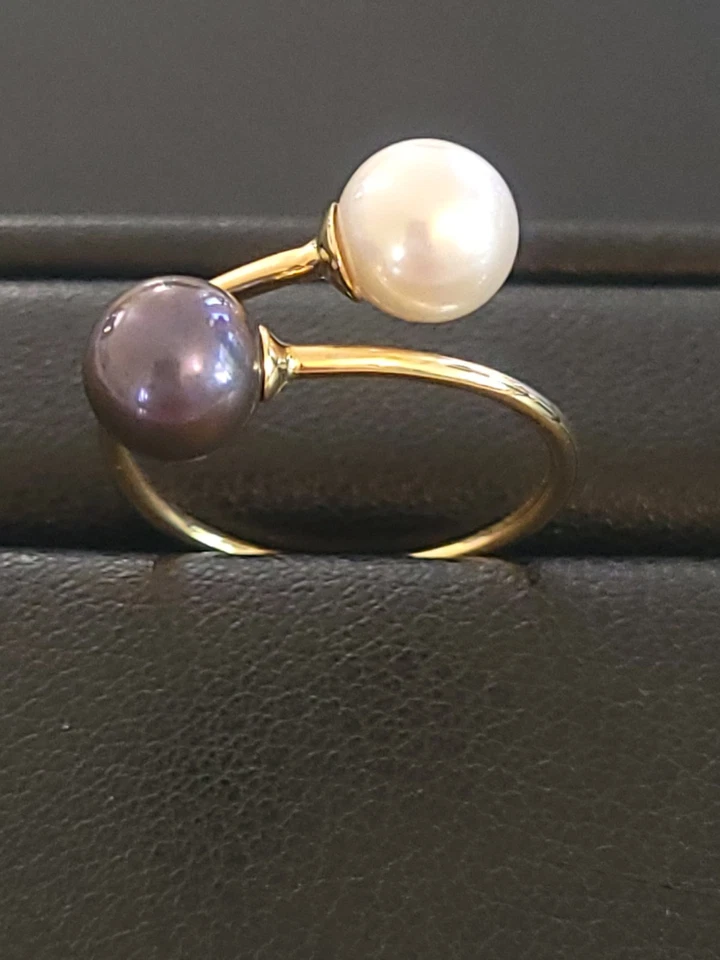 Anillo de perlas blancas y negras de oro de 14k  Foto 1 de 4