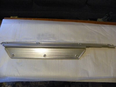 Rambler Classic/Embajador 1965-1966 4 puertas alféizar de la puerta trasera izquierda placa de desgaste nuevo de stock Foto 1 de 3