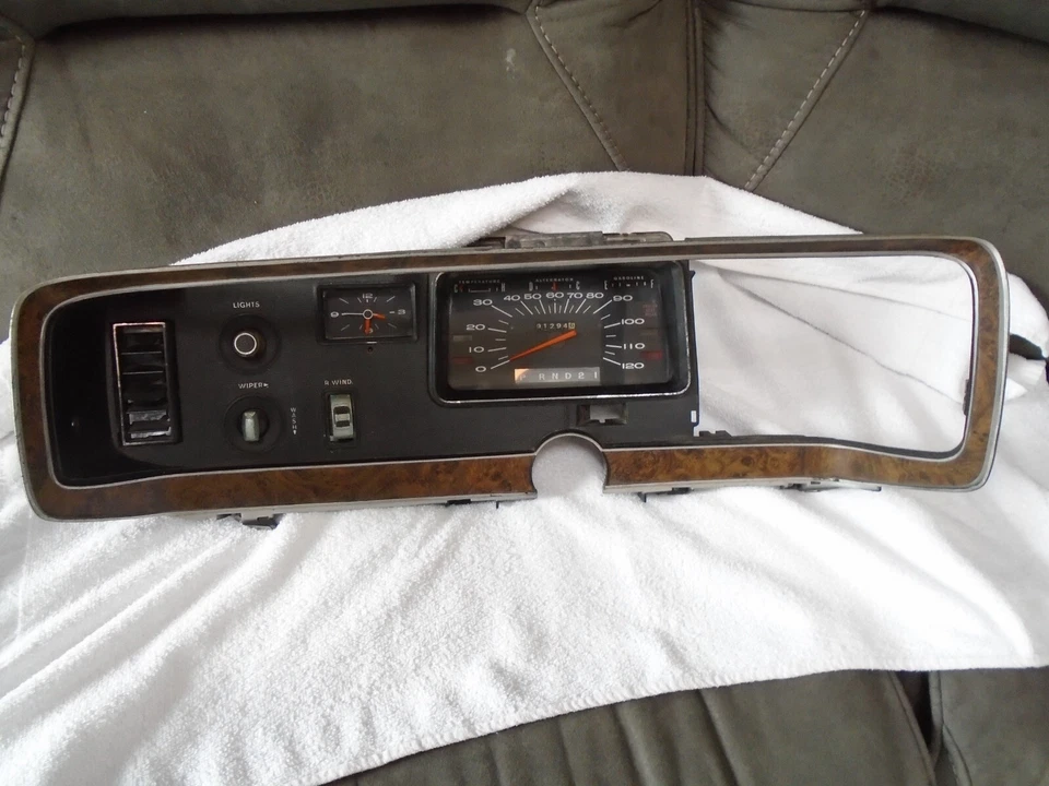 Cuadro de instrumentos Plymouth Fury Gran Coupé 1972 Foto 1 de 4