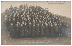 XX1425/ Die Besatzung der heimkehrenden Möwe   Marine Kriegsschiff Foto AK  - Picture 1 of 2