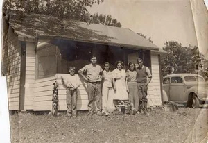 FOTOGRAFÍA DE COLECCIÓN DE 1940 AÑOS 1950*POSANDO FAMILIAR CON NUEVO MOTOR FUERABORDA*PESCA - Imagen 1 de 2