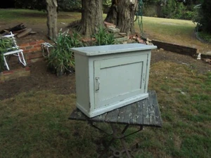 ANTIQUE AUSTRALIAN WOODEN CEDAR WALL CUPBOARD BATHROOM OR LAUNDRY - Picture 1 of 10