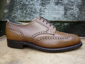 ZAPATOS BROGUES CROCKETT & JONES CUERO MARRÓN TOSTADO UK6.5 PARA HOMBRE SANDHURST SIN USAR - Imagen 1 de 10