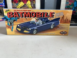 Polar Lights 1960er DC Comicbuch Batmobil versiegelt Modellbausatz 2002 - Bild 1 von 6