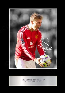 Rasmus Hojlund A3 Wood Black Frame Signed Limited Edition Memorabilia Print - Imagen 1 de 2