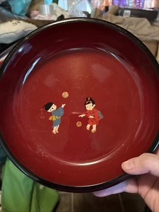 Chinesische Kinder spielen auf lackierter Schale - Bild 1 von 4