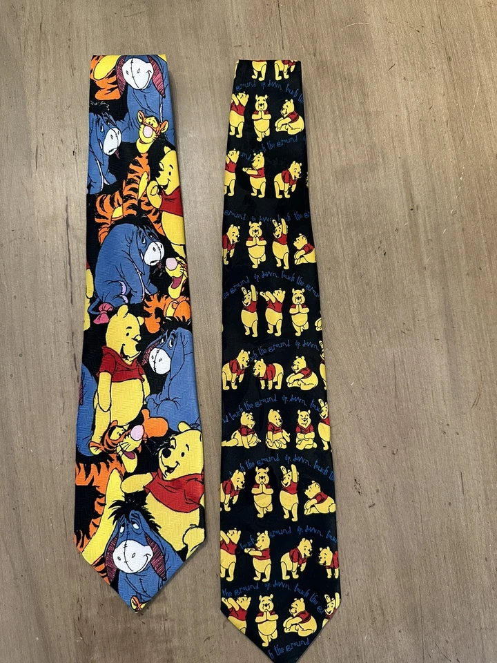 LOTE DE 2 corbatas vintage años 90 Disney Winnie Pooh Tigger Eeyore ropa exquisita Foto 1 de 4